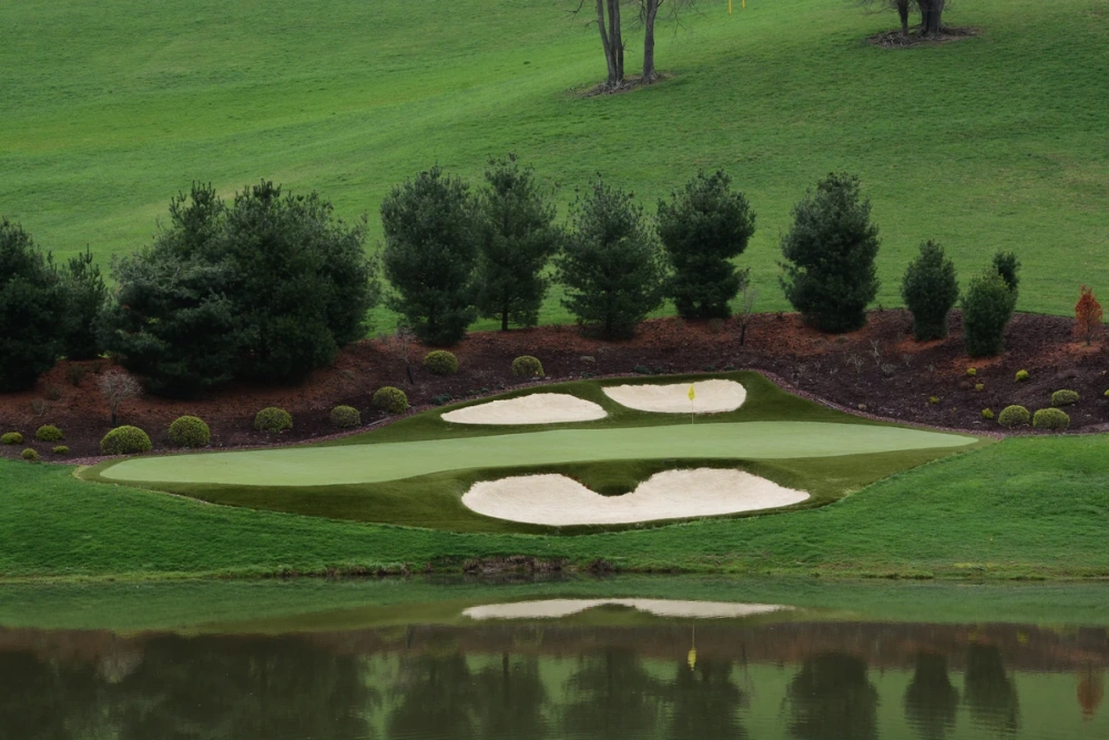 Experience professional golf at home with our artificial golf greens designed for any Jacksonville space.