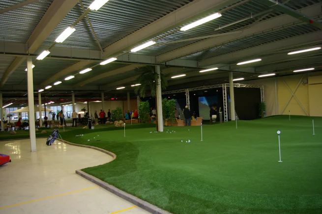Jacksonville Indoor putting green in open commercial space