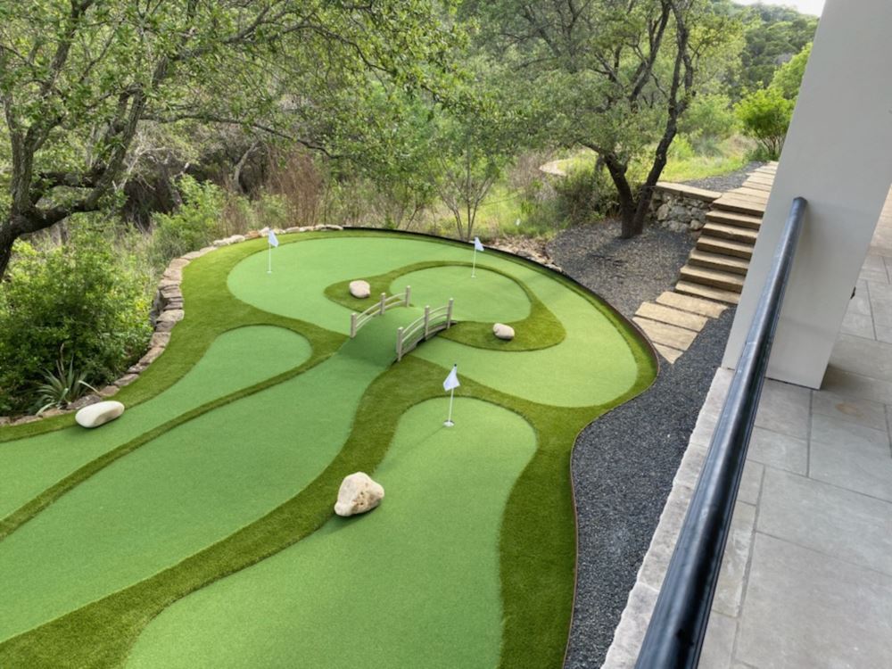 Use creative obstacles for your Jacksonville mini golf course